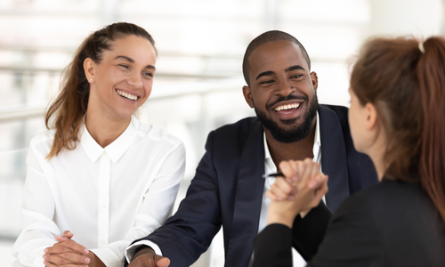 Une homme et une  femmes assis à une table 