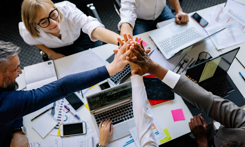 groupe de personnes entrain de se toucher les mains